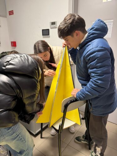 Montagem da base tridimensional, construída a partir de materiais recicláveis