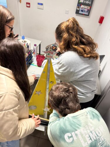 Detalhe da árvore, onde são visíveis os símbolos Compal e Tetra Pak