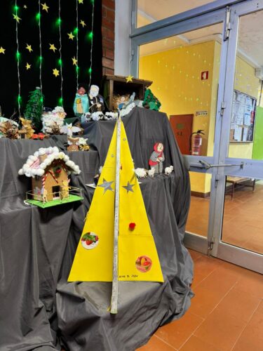 Árvore enquadrada na exposição "Aldeia Natal", localizada na entrada da Escola. Aldeia construida com materiais recicláveis.