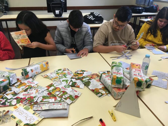 Foto 1 – Definido o projeto, iniciou-se o trabalho de corte das embalagens da Compal.