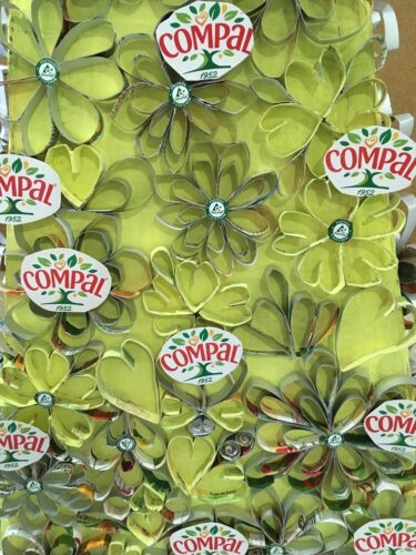 Foto 4 – Aplicação dos símbolos da Tetra Pak e da Compal nos três lados da árvore.