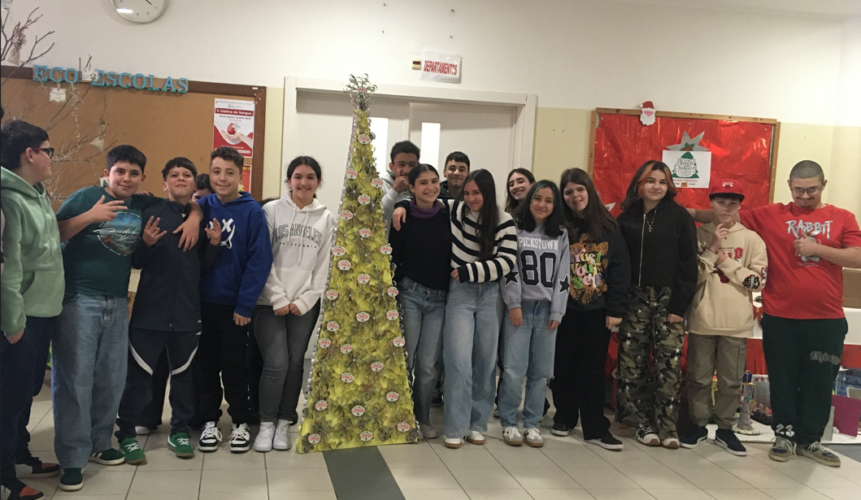 Foto 6 – A nossa árvore exposta no átrio da escola.