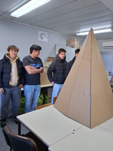 Construção da pirâmide em papelão resistente.