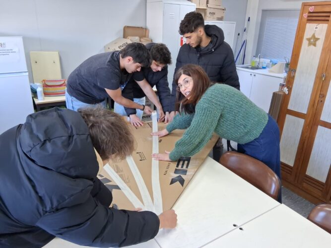 Recorte da estrutura em papelão resistente.