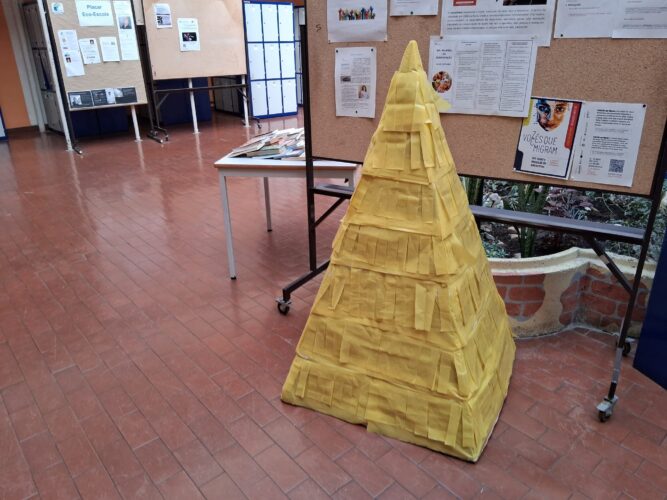 Pirâmide já construida e revestida a plástico amarelo.