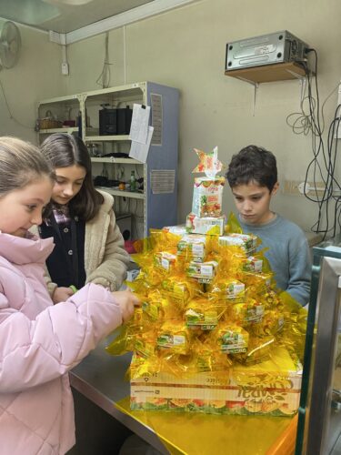 Finalização da árvore com o papel de celofane.
