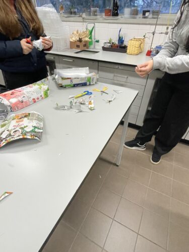 Preparação das embalagens e construção dos anjos utilizados na construção da árvore de Natal.