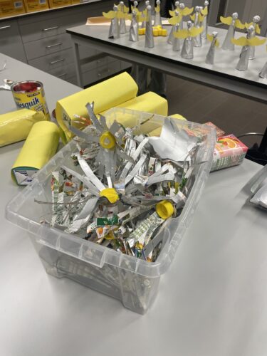 Preparação dos principais elementos da árvore de Natal, anjos e flores.