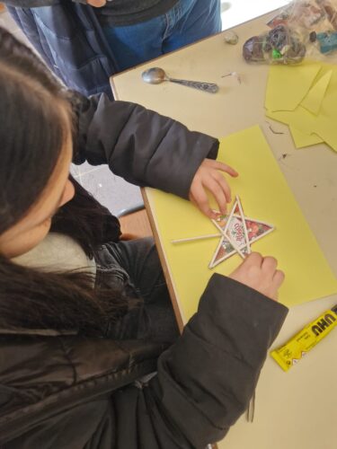 Estrela feita com as palhinhas que se retiraram dos pacotes preenchida com recortes de embalagens.