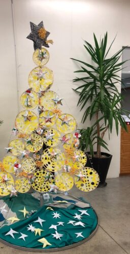 A nossa ÁRVORE AMARELA a embelezar e a alertar para um Natal mais sustentável e ecológico.