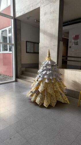 Natal Amarelo na Praceta Dr. Jorge Ferreira_ Polivalente da ESAG