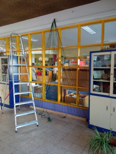 Início da estrutura com barrote de madeira e trapilho reutilizado.