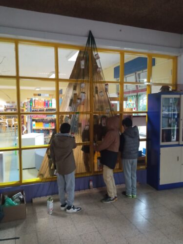 Após aplicação de fundo dourado reutilizável, alunos afixam embalagens Tetra Pak Compal aleatoriamente.