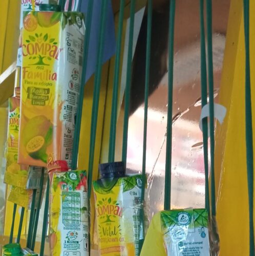 Pormenor com símbolos da Tetra Pak e da Compal.