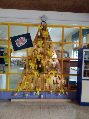 Árvore de Natal no átrio de acesso à Biblioteca e à Secretaria da escola.