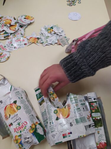 Uso de embalagens da Compal para os enfeites.