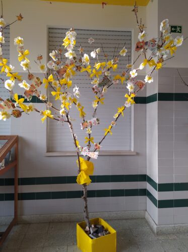 Exposição da árvore num dos átrios da escola.