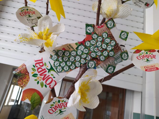 Pormenor do trabalho final exposto num dos átrios da escola.