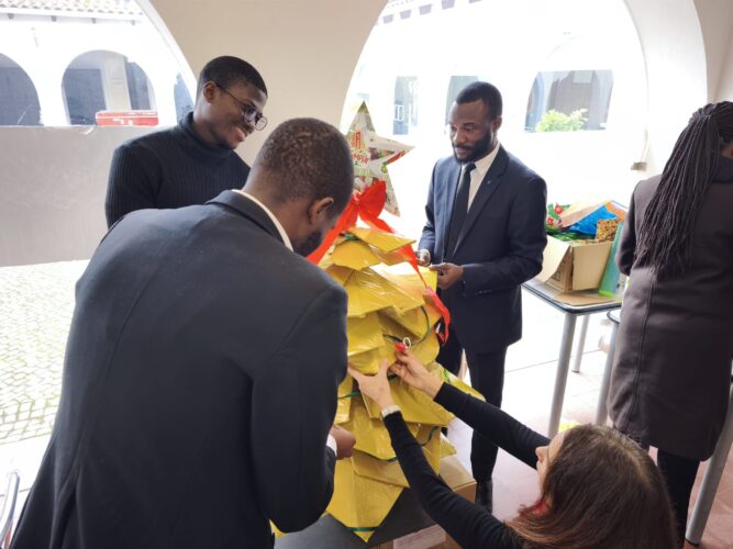 Criação da árvore de Natal.<br/>Após a discussão e o envolvimento dos alunos nesta atividade, desenvolveu-se ideias para aprimorar os detalhes da realização da mesma.