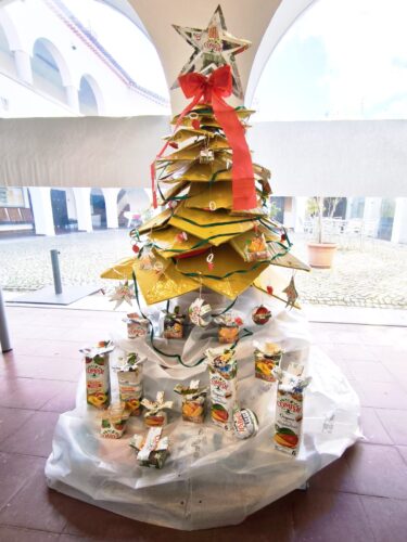 Árvore de Natal da escola EHT de VRSA.<br/>A fotografia em anexo ilustra a árvore de natal realizada para embelezar o espaço escolar.