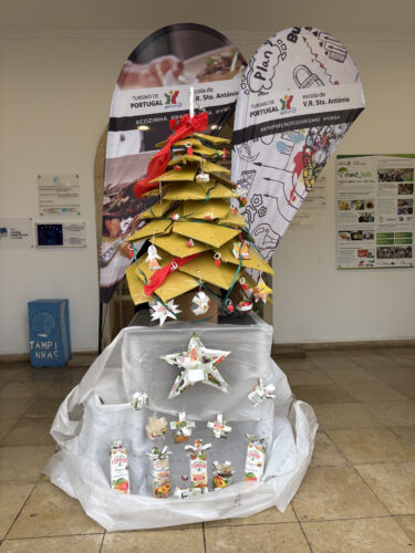 Árvore de Natal escola EHT de VRSA.<br/>Este é o produto final do trabalho árduo dos nossos alunos que, trouxeram um ambiente natalício e mais colorido à nossa escola.