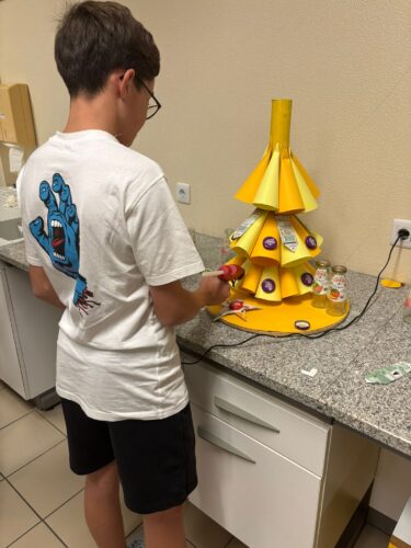 Colocação e colagem das peças.