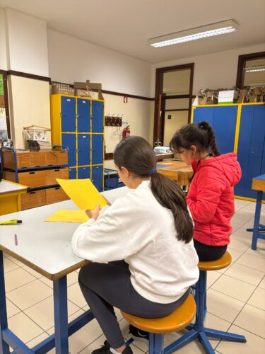 Planeamento e esboço da árvore amarela.