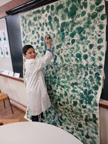 Utilização de tinta acrílica e “boneca de tecido” para executar a pintura.