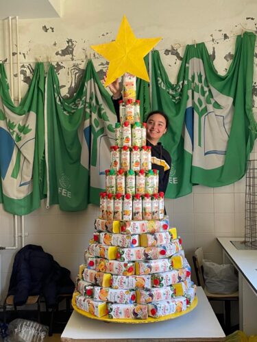 A árvore feita de Embalagens Compal, com os Símbolos visíveis.