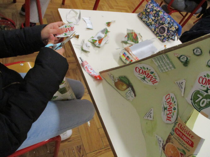 O recorte das embalagens Compal e fase da decoração.