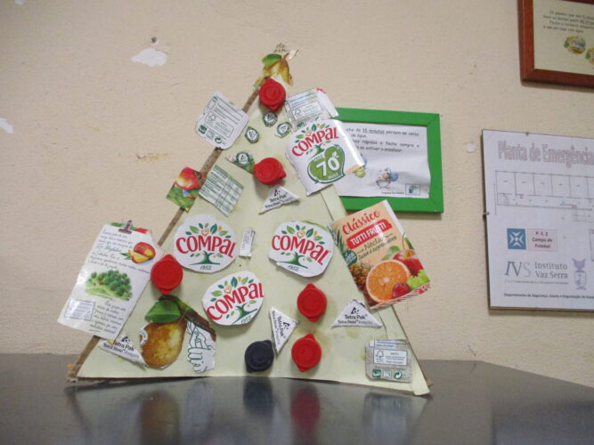 Pormenor da árvore com apresentação das marcas Tetra Pack, FSC e Compal.