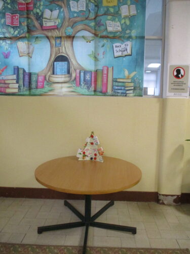 A árvore de Natal exposta no átrio da escola, aquando da entrega da avaliação do 1.º período aos Encarregados de Educação.
