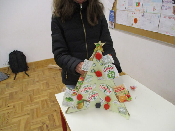 Detalhe do trabalho final da árvore de Natal.