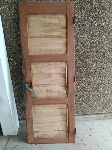 Utilizámos uma porta velha para suportar a árvore de Natal.