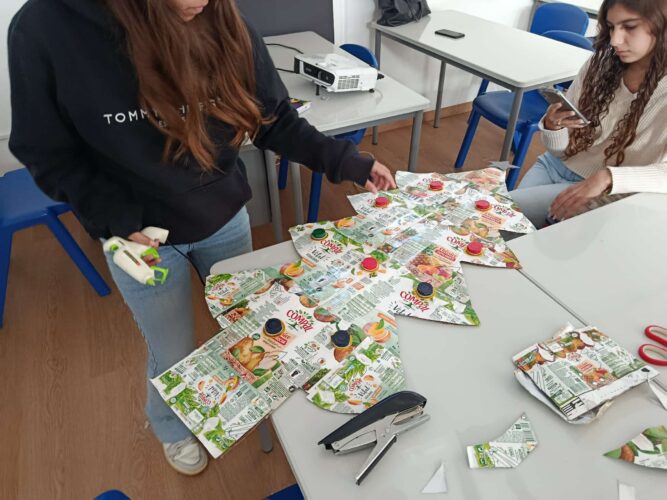 Os símbolos da compal e Tera Pak estão presentes em todo o trabalho.