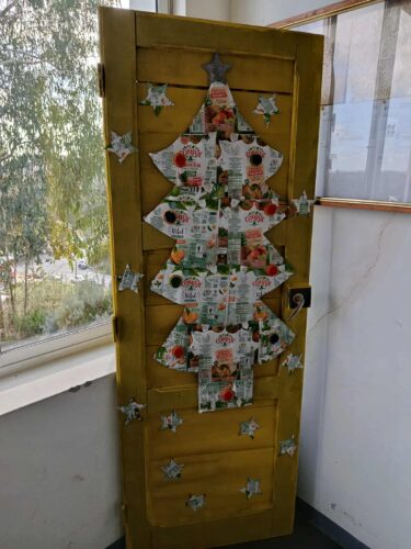 A árvore de natal amarela esta exposta no refeitório da escola para que todos os alunos possam ter acesso ao trabalho desenvolvido no âmbito do projeto Eco-escolas.