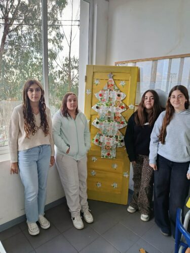 Alguns dos nossos alunos fizeram questão de tirar uma fotografia junto do trabalho final.