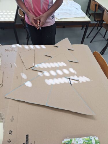 Elaboração dos moldes de pinheiro com os alunos e a professora de artes.