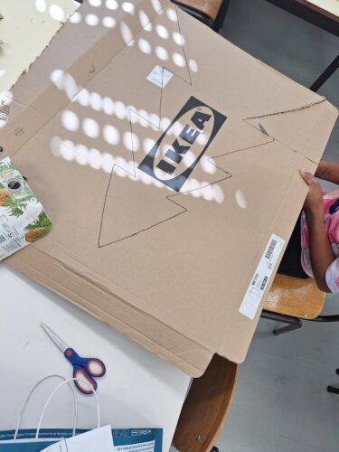 Recorte dos moldes de pinheiros pelos alunos.