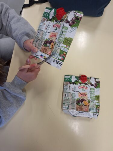 Recorte de moldes para decoração da árvore de Natal utilizando as embalagens de Compal e os símbolos Tetra Pak