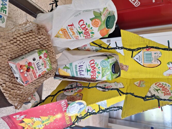 Uso das embalagens Compal para decoração: criação do presépio e decorações da árvore de Natal.