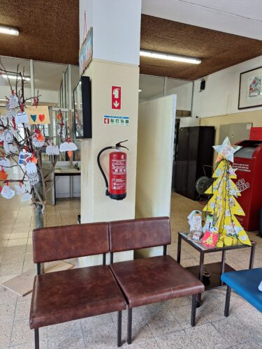 Árvore de Natal no átrio da escola.