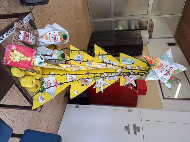 Árvore de Natal e presépio, trabalho final do projeto 'Natal Amarelo' da Escola Dr. Alberto Iria em Olhão