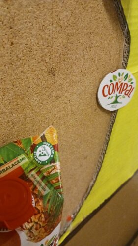 Pormenor do elemento decorativo<br/>(Podemos observar uma bola e parte de uma casinha onde são visíveis os logos da Compal e da Tetra PAk)