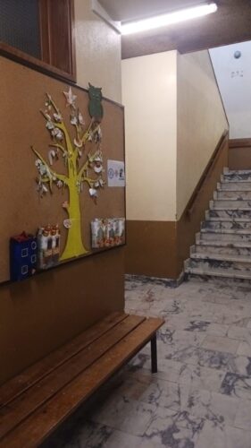 Pormenor da Zona onde se encontra a Arvore Amarela<br/>(Árvore afixada na zona de passagens da entrada do pavilhão C)