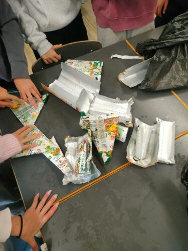 Utilização das embalagens de compal com o símbolo da tetra park e compal - verificação das embalagens