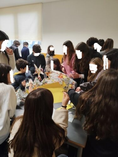 Em conjunto, montaram a árvore juntando os triângulos das embalagens de compal, entre si, com cola quente.