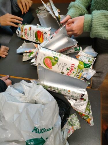 Utilização das embalagens de compal com o símbolo da tetra park e compal.