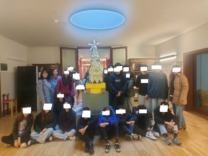 exposição da árvore de Natal na escola