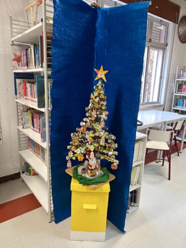Exposição da Árvore de Natal Amarela na biblioteca escolar.